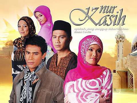 wakisninselamat's tweet photo. Weii bila ingat balik kan, macam mana boleh tahan dulu tunggu selama 26 minggu untuk habiskan drama Nur Kasih ni.

26 Minggu siot. Lebih 7 bulan nak habis. Hahahah. Sebab dulu episod dia tayang seminggu sekali je slot Zehra Jumaat jam 9 malam. 

Gilaaa betul boleh tunggu selama 7 bulan nak sampai ending. 😂😂

Sekarang semua drama Melayu tayang 4 episod setiap minggu, cepat habis. 

Drama Melayu pertama paling fenomena suatu ketika dahulu. 

@TI25AQYAH 🥰🥰