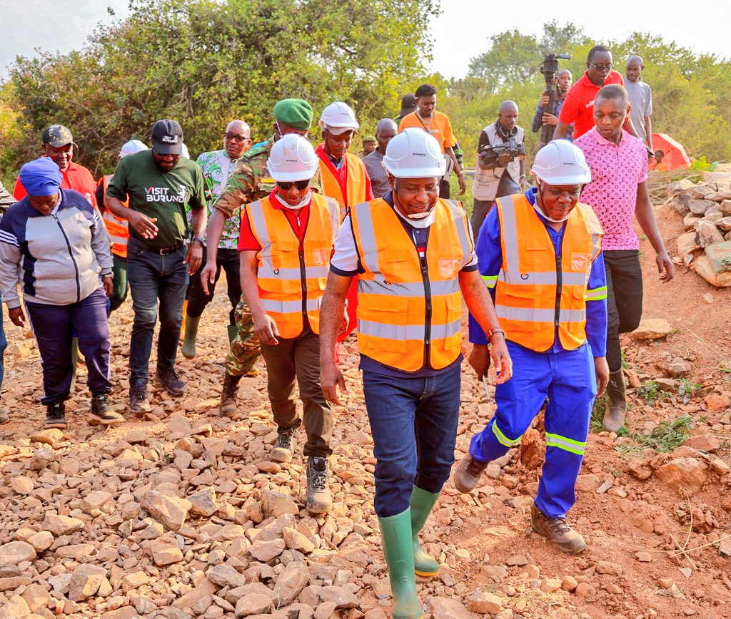 RTNBurundi's tweet image. Le Président de la République @GeneralNeva a effectué une visite dans la réserve naturelle de #Murehe de la commune #Busoni en @KirundoProvince,des gisements d'extraction de la cassitérite et du coltan  de la société #BUMECO(Burundi métallurgy Compagny).