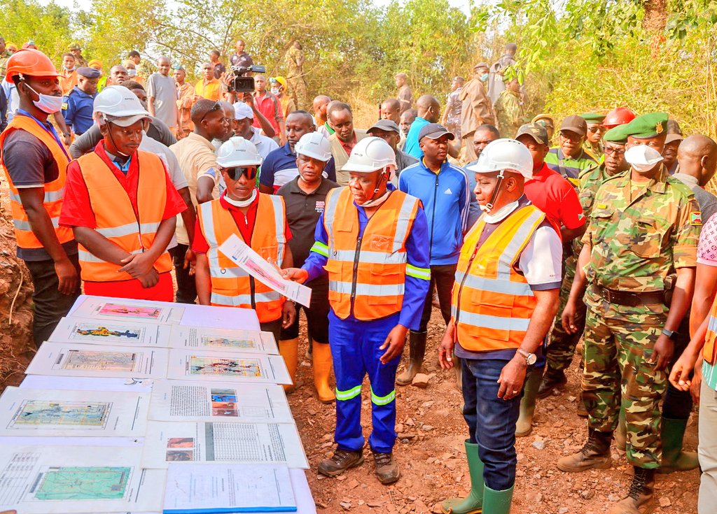 RTNBurundi's tweet image. Le Président de la République @GeneralNeva a effectué une visite dans la réserve naturelle de #Murehe de la commune #Busoni en @KirundoProvince,des gisements d'extraction de la cassitérite et du coltan  de la société #BUMECO(Burundi métallurgy Compagny).