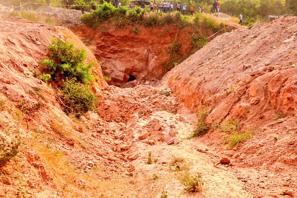 RTNBurundi's tweet image. Le Président de la République @GeneralNeva a effectué une visite dans la réserve naturelle de #Murehe de la commune #Busoni en @KirundoProvince,des gisements d'extraction de la cassitérite et du coltan  de la société #BUMECO(Burundi métallurgy Compagny).