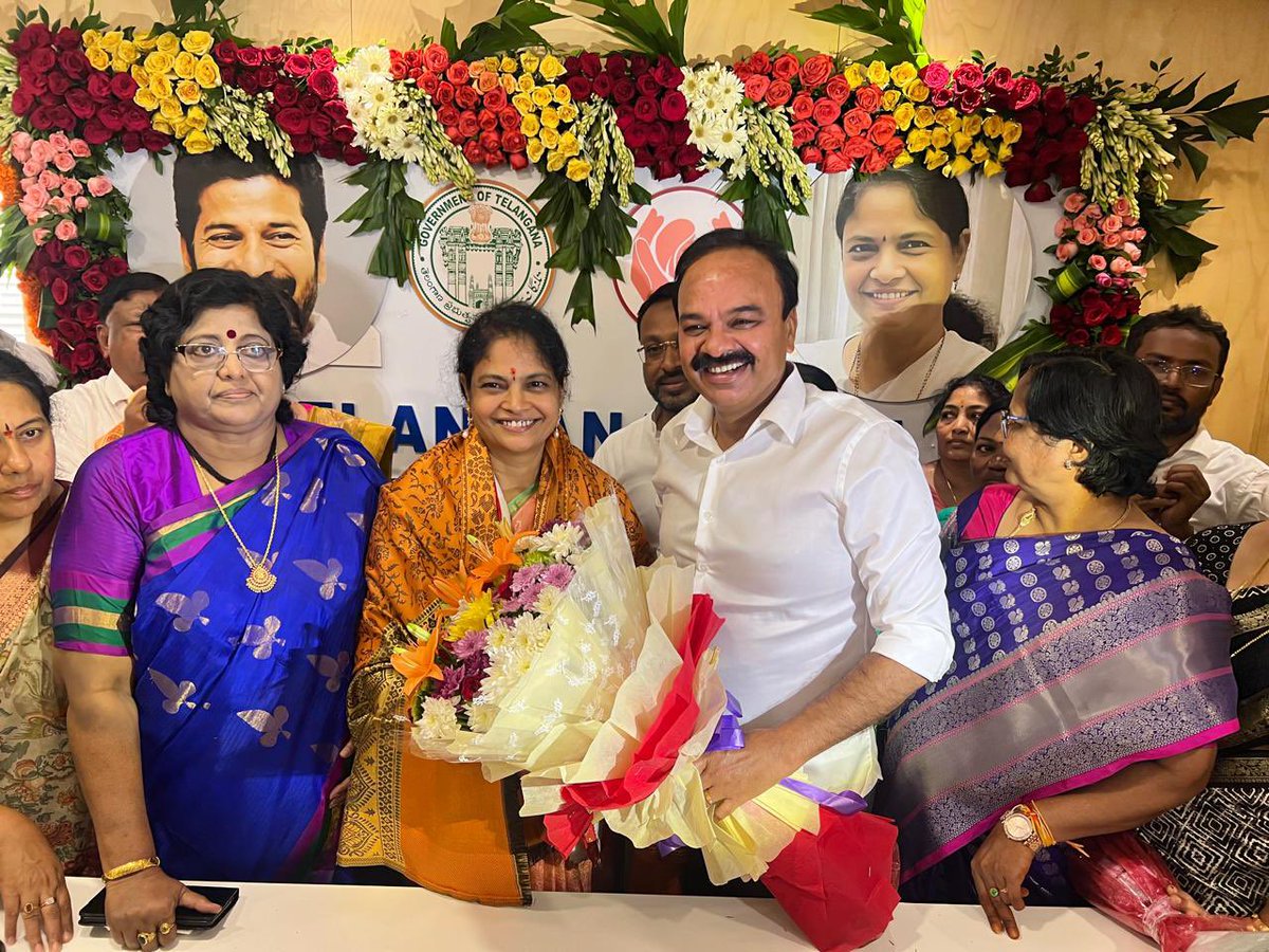 DrRanjithReddy's tweet photo. స్త్రీ సంబంధిత సమస్యలపై పోరాటం, లింగ సమానత్వం, మహిళా సాధికారిత కోసం అనుక్షణం ఉద్యమించే, మా సోదరిమణి నేరెళ్ళ శారద గారు తెలంగాణ రాష్ట్ర మహిళా కమిషన్‌ ఛైర్‌ పర్సన్‌గా పదవీ బాధ్యతలు స్వీకరణ కార్యక్రమo ఈరోజు హైదరాబాద్‌లోని బుద్ధ భవన్‌లో కమిషన్‌ కార్యాలయంలో జరగగా... 
ఈ ప్రోగ్రాంలో పాల్గొని వారికి ప్రత్యేక శుభాకాoక్షలు తెలపడo జరిగింది.

@sharadanerella @INCTelangana @INCIndia