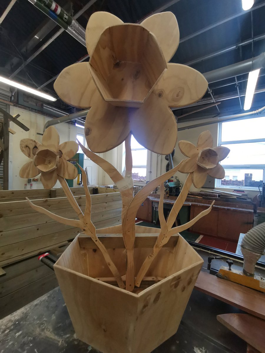 Cardiff_valeCP's tweet photo. Cardiff and the Vale of Glamorgan Community Payback workshop Team designing and manufacturing these 5ft handmade wooden Daffodils to showcase Comunity Payback Cardiff at this years Eisteddfod all made from recycled materials.
#usinguntappedskillsofindividuals https://t.co/ba7t7YMRjI