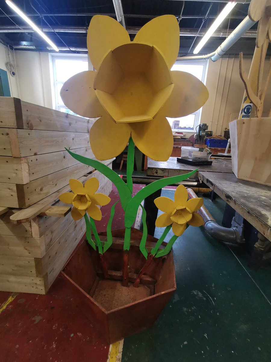 Cardiff and the Vale of Glamorgan Community Payback workshop Team designing and manufacturing these 5ft handmade wooden Daffodils to showcase Comunity Payback Cardiff at this years Eisteddfod all made from recycled materials.
#usinguntappedskillsofindividuals