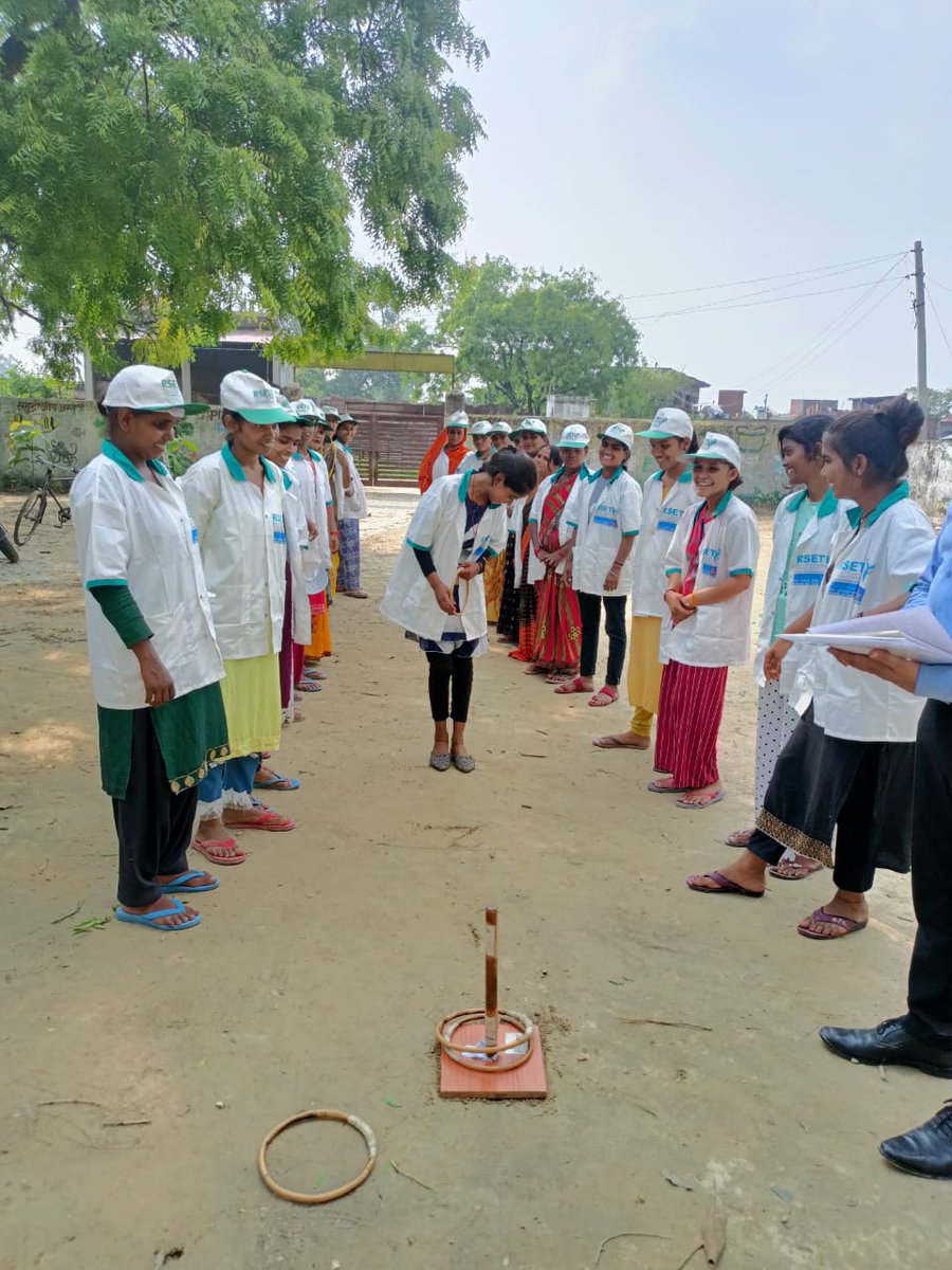 SapnaSi51173273's tweet photo. 6-day training on making incense sticks (Agarbatti)  was organised Nai Pahal project. 35 participants including women &amp; adolescent girls joined the training program organized by RCT. The initiative aims to empower them with valuable skills.@sndeep https://t.co/M8CIKvakuJ