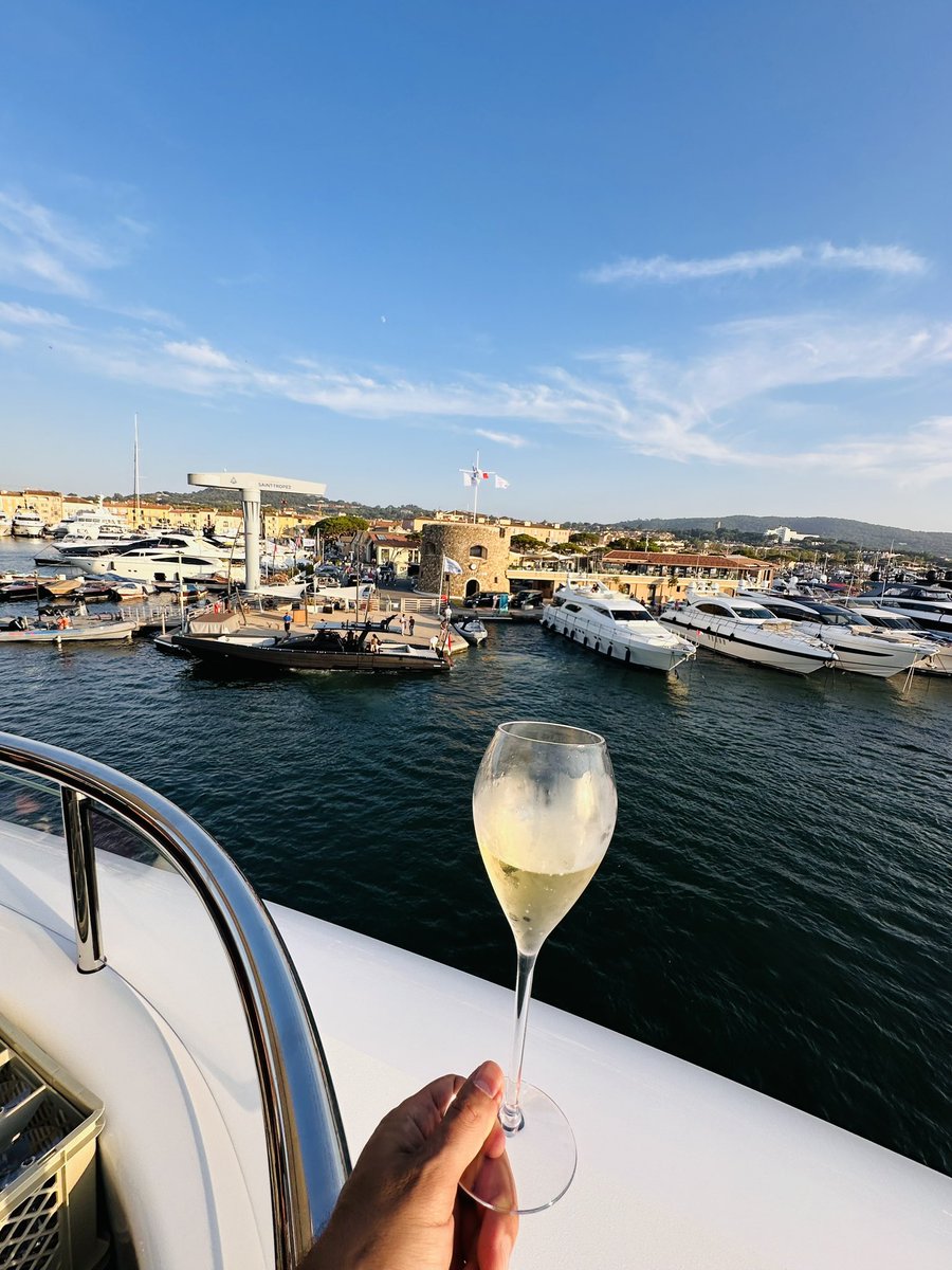 Günaydın☀️ Sabah  kahveleri içilsin 🥂