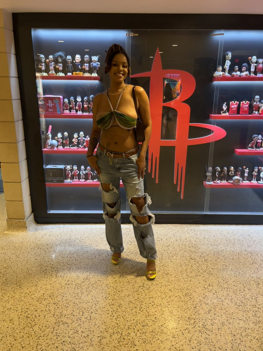 LVTishVTishV's tweet image. I need to feel something 🌹