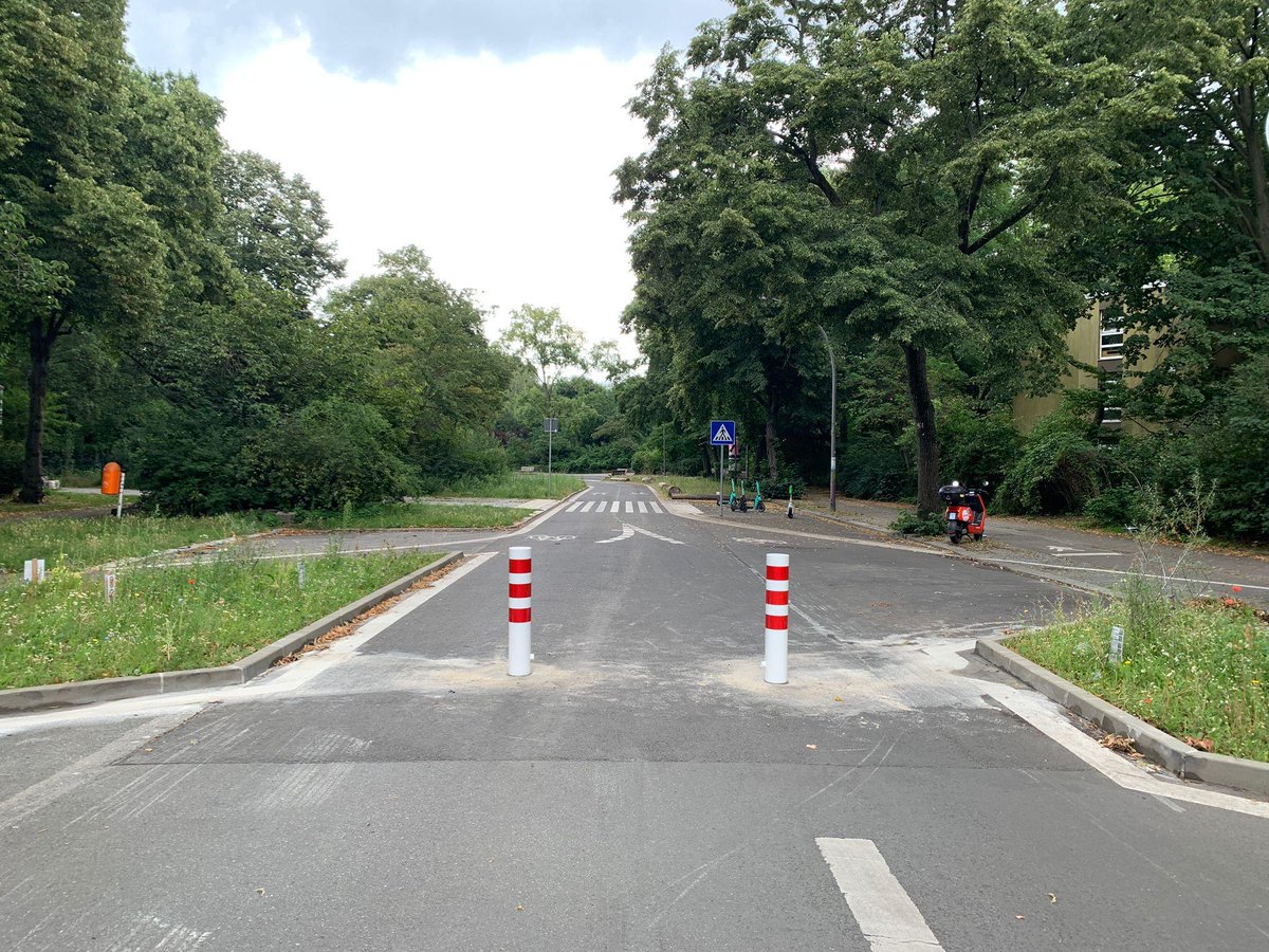 Bezirksamt Friedrichshain-Kreuzberg (@ba_xhain) on Twitter photo <a href="/annika_gerold/">Annika Gerold</a> Da in den vergangenen Monaten viele Autofahrer*innen das Durchfahrverbot der Fußgängerzone am Görlitzer Ufer missachtet haben, wurde dort nun entsprechend nachgerüstet und an der Ecke zur Wiener Straße ein modaler Filter installiert. <a href="/annika_gerold/">Annika Gerold</a> Da in den vergangenen Monaten viele Autofahrer*innen das Durchfahrverbot der Fußgängerzone am Görlitzer Ufer missachtet haben, wurde dort nun entsprechend nachgerüstet und an der Ecke zur Wiener Straße ein modaler Filter installiert.