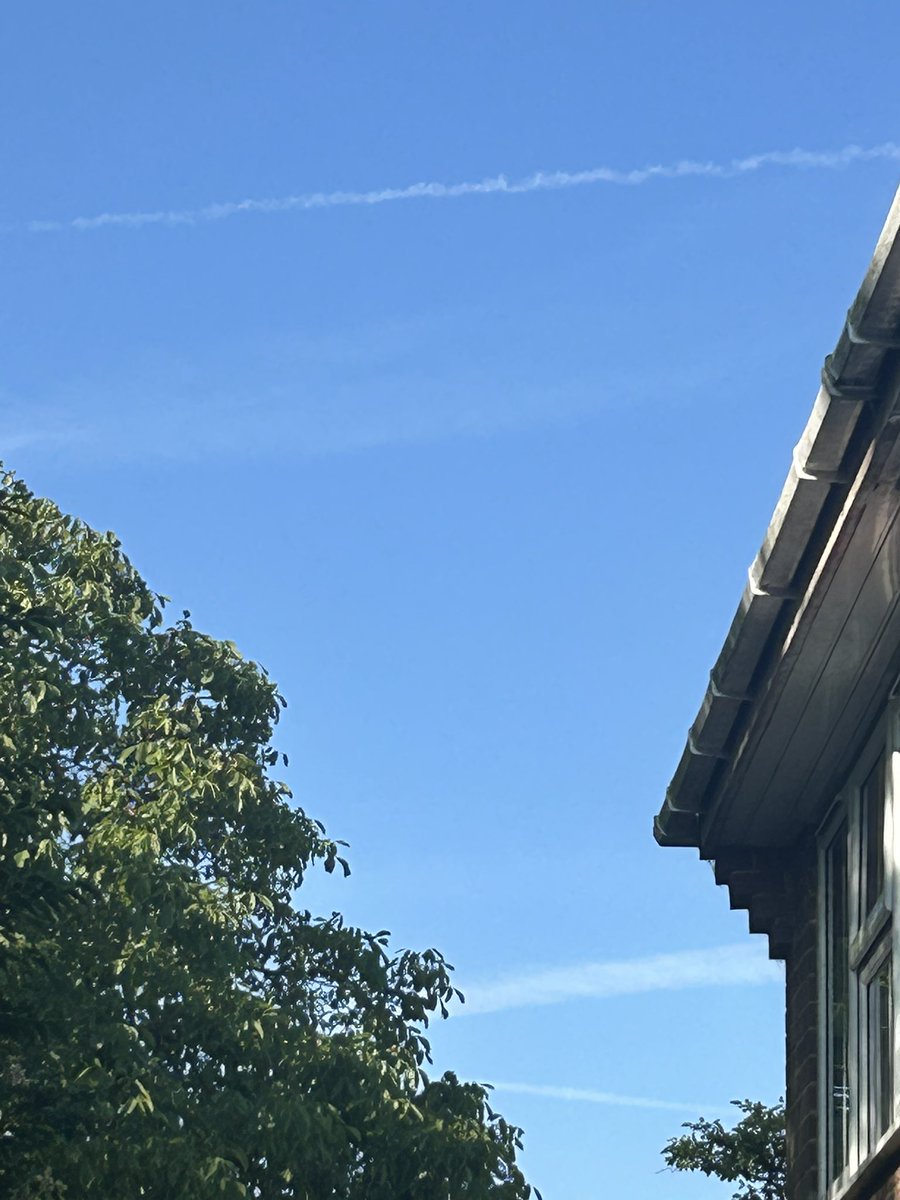 chatswithem's tweet photo. First blue sky day in ages
@UK_CAA
Stripes appearing already 8am
#stopgeoengineering
#stopsolarradiationmanagement
#stopSRM
@ClaireCoutinho @Ed_Miliband https://t.co/wv8xFL11lt