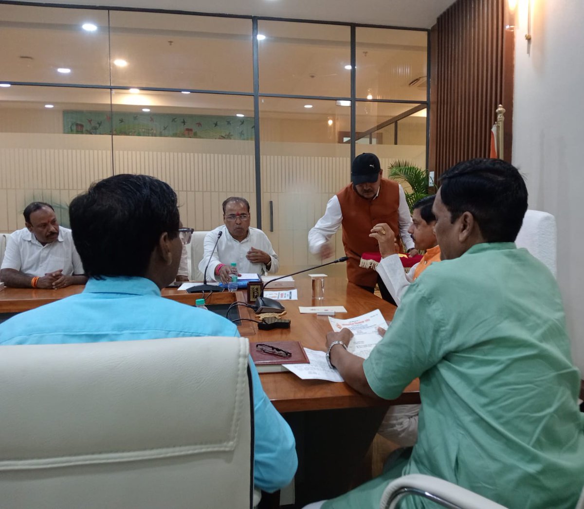 अपनी २० सूत्रीय मांगो के साथ व्यवसायिक प्रशिक्षकों की मांगों को मुख्यमंत्री जी के समक्ष रखने के लिए मध्यप्रदेश शिक्षक संघ के प्रांतीय अध्यक्ष श्री क्षत्रवीर जी,प्रांतीय महामंत्री श्री राकेश जी एवं प्रदेश कार्यकारिणी पदाधिकारियों का NVETA हृदय से आभार व्यक्त करता है।🙏🏼
#TEAM_NVETA