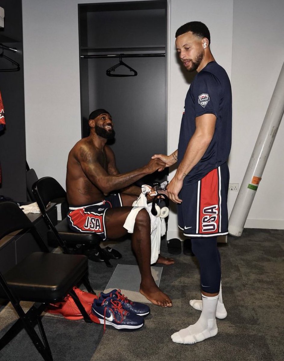 Flashnba2's tweet photo. 同じ病院で産まれて、NBAではファイナルで何度もライバルとして対戦して頂点を争った二人の握手。

これほどエモい握手を俺は知らない https://t.co/VtYdUvK22x