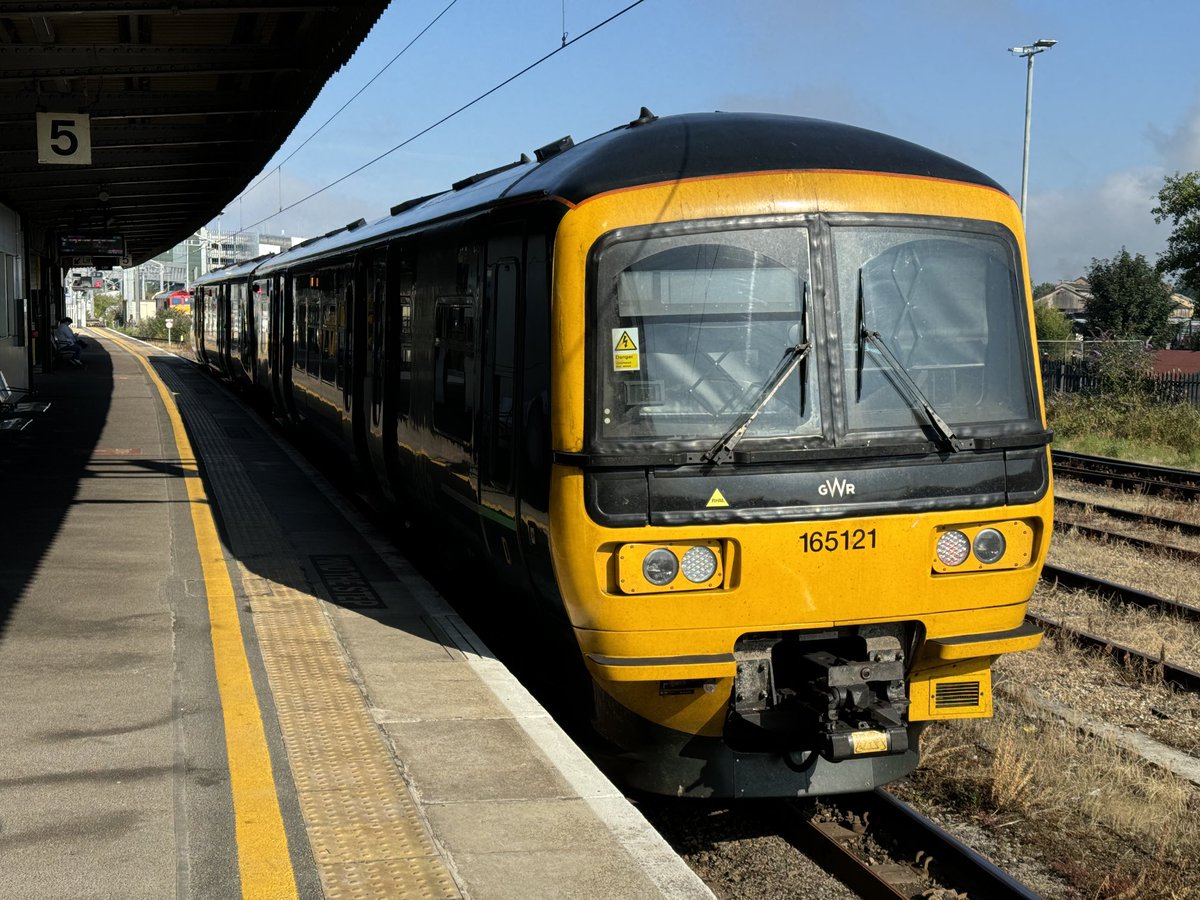 Percypotter49's tweet image. 2E80 0700 Worcester Shrub Hill to Didcot Parkway #class165 121 @ didcot parkway