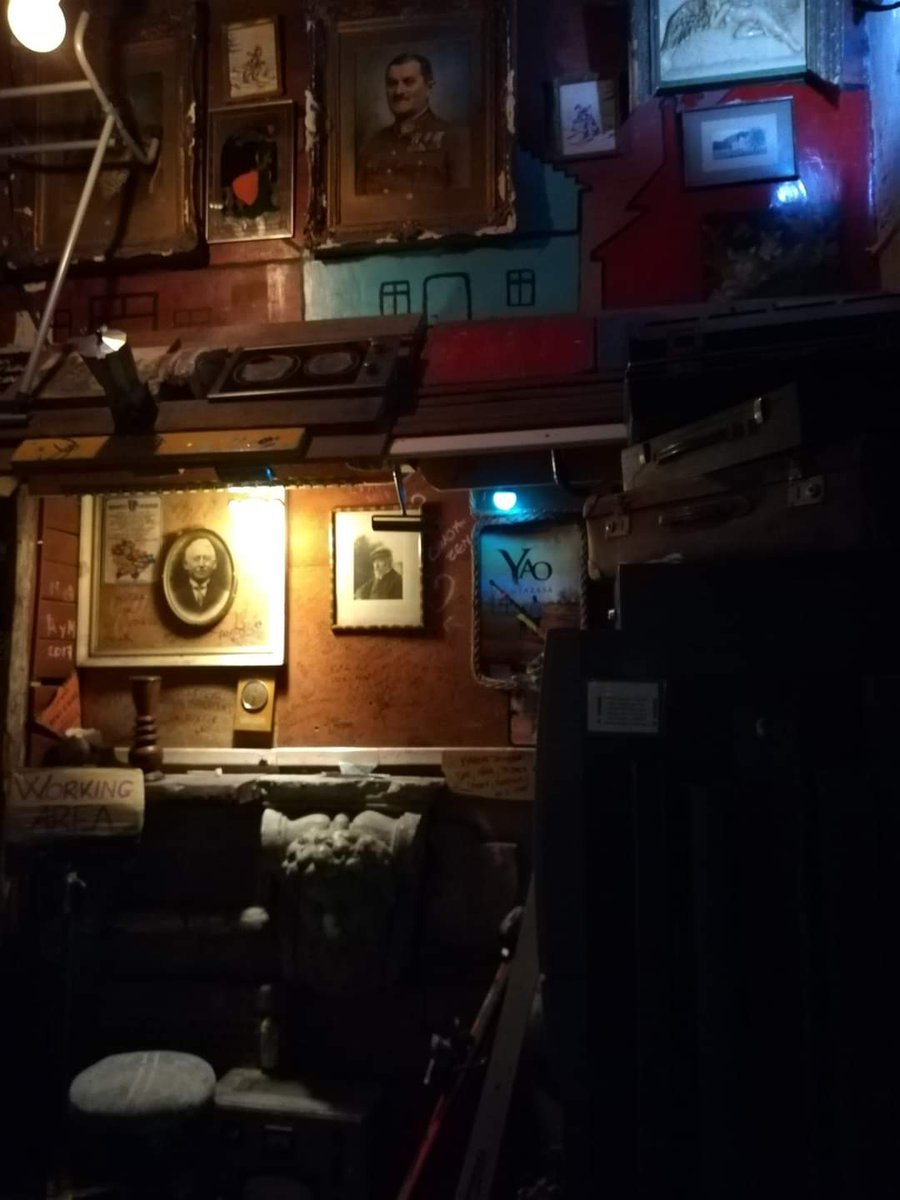 skymanuelima's tweet photo. #Szimpla é o #bar em ruínas mais famoso em #Budapeste! #Bares_em_ruínas, são os típicos bares que estão em edifícios abandonados, ou casas antigas; têm um estilo vintage e as suas salas são museus autênticos de reciclagem e criatividade, com todo o tipo de objetos. #Hungria https://t.co/cEighzystM