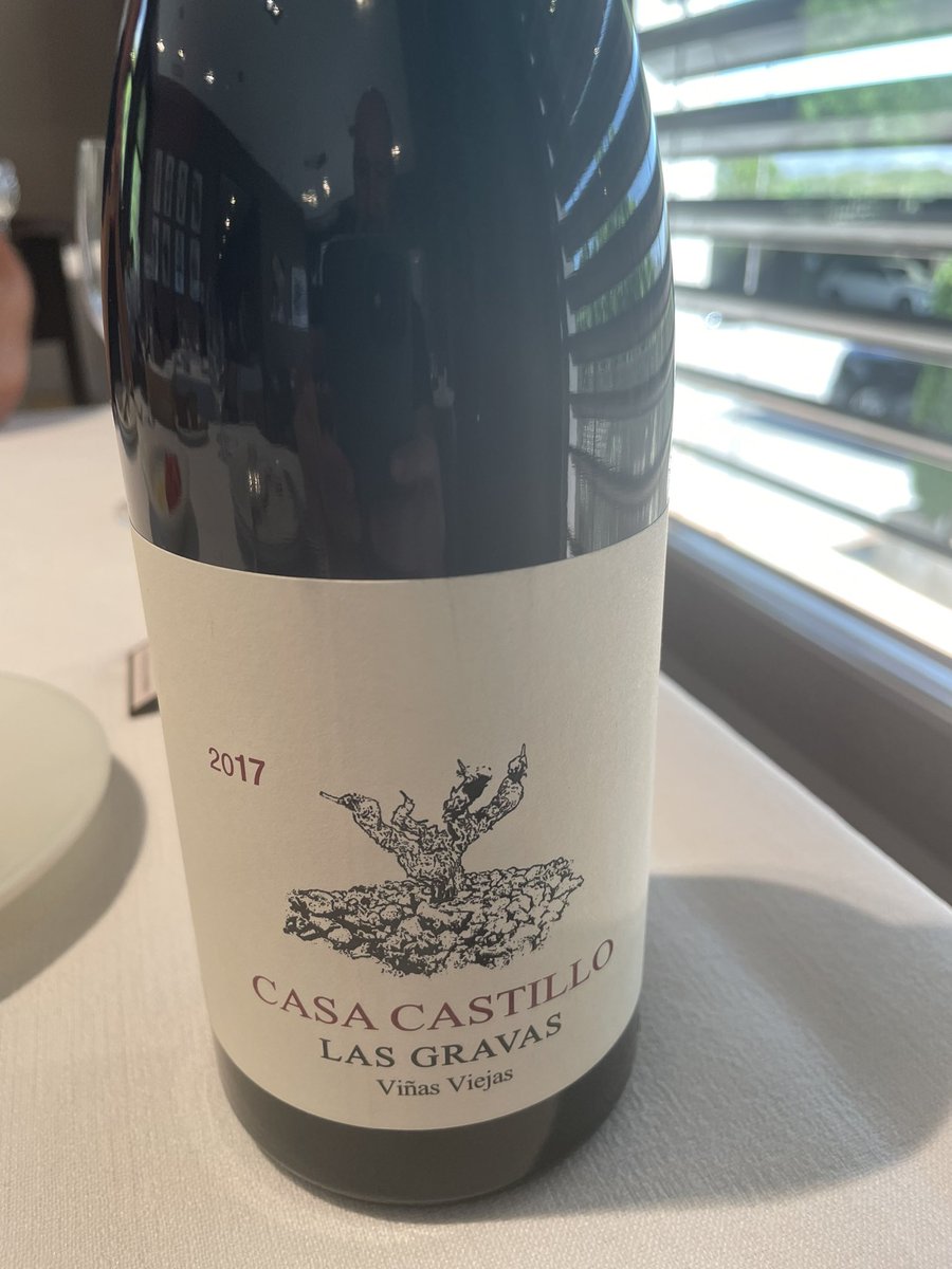 No existen mejores vinos para acompañar un “arroz de conejo y caracoles” en CASA ELÍAS que los de mi amigo <a href="/B_casacastillo/">José María Vicente</a> …
 Este “Las Gravas” 17 es un auténtico “pepino”…La verdad es que cuando estudiábamos juntos en Onteniente no parecía un tipo  tan “listo”…😂😂😂