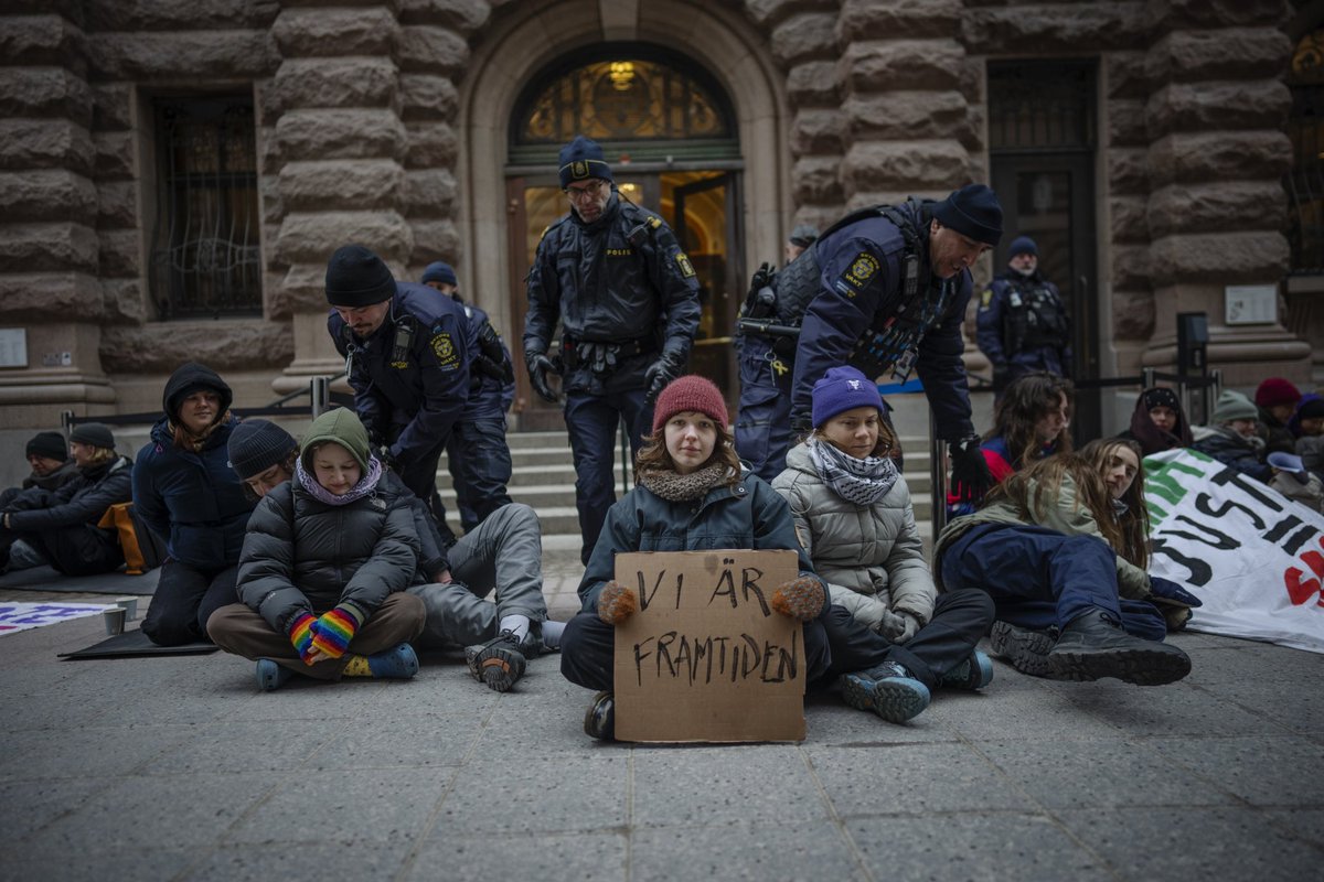 meli_ellafi's tweet photo. Jag och @martinschibbye har följt klimatrörelsen och Fridays for future under en längre tid. En tid som har vart händelserik och dramatisk med aktioner, polisinsatser och rättegångar. 

Läs reportaget här:
https://t.co/URd760ud1X https://t.co/NMqVqE5zkq