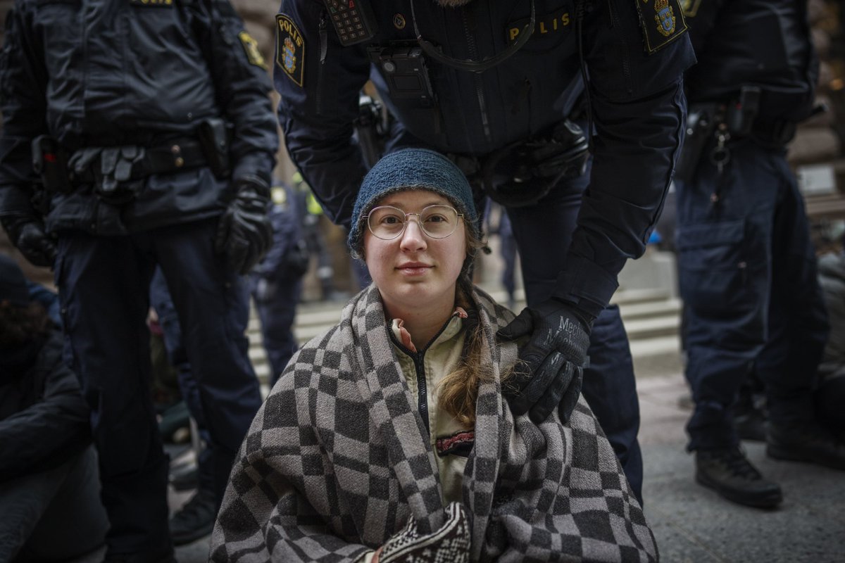 meli_ellafi's tweet photo. Jag och @martinschibbye har följt klimatrörelsen och Fridays for future under en längre tid. En tid som har vart händelserik och dramatisk med aktioner, polisinsatser och rättegångar. 

Läs reportaget här:
https://t.co/URd760ud1X https://t.co/NMqVqE5zkq