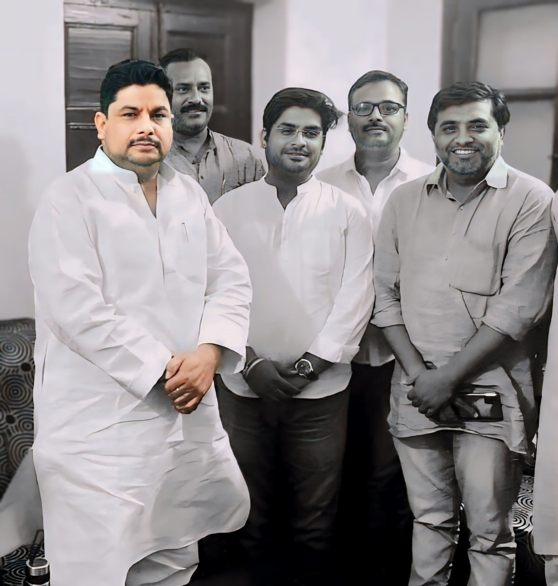 vipinUPPSS's tweet photo. #standwithdcsharma
1 ) कोरोना काल में जब सरकार मृतक शिक्षकों की संख्या 03 बता रही थी तब आपके द्वारा ही हमारे 1621 दिवगंत साथियों की सूची शासन को मुहैया करा कर उनके लिए लड़ाई लड़ी गयी जिसके बाद प्रत्येक परिवार को 30 लाख का मुआवजा मिला । 

2 ) तत्कालीन महानिदेशक श्री विजय किरण आनंद जी का ऐतिहासिक घेराव कर करवाकर शिक्षकों की मांग प्रमुखता से रखी । जबकि बाकी के कुछ लोग अगले ही दिन गुलदस्तों के साथ खड़े थे उनके सामने 

3 ) आज जब शिक्षकों के सामने सबसे बड़ी समस्या आकर खड़ी हुई तब आपने ढाल बनकर प्रत्येक शिक्षक के स्वाभिमान की रक्षा की और डिजिटल उपस्थिति के आदेश को स्थगित करवाकर इतिहास रच दिया ।
