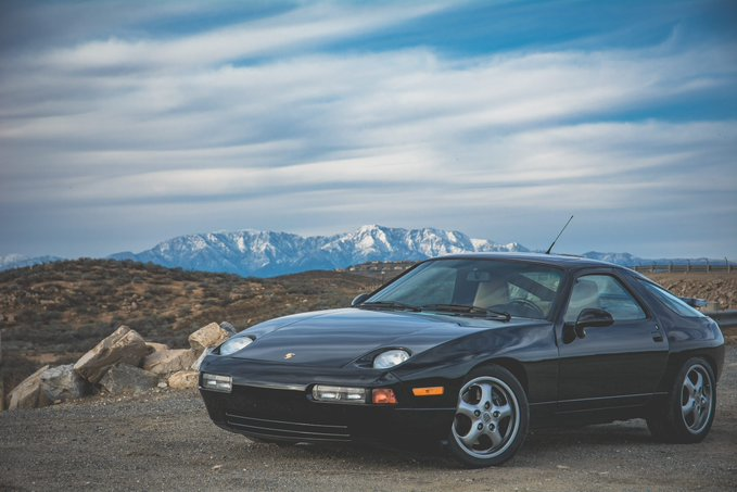 Driverrblx's tweet photo. @Foxzie_RBLX @TCRRRofficial day 5 of asking for a porsche 928 in the game https://t.co/qcU0MArVXu
