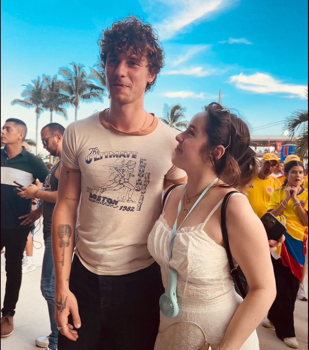 lvstinmendes's tweet photo. the way this girl is looking at him she's me https://t.co/XK0zEkHJXw