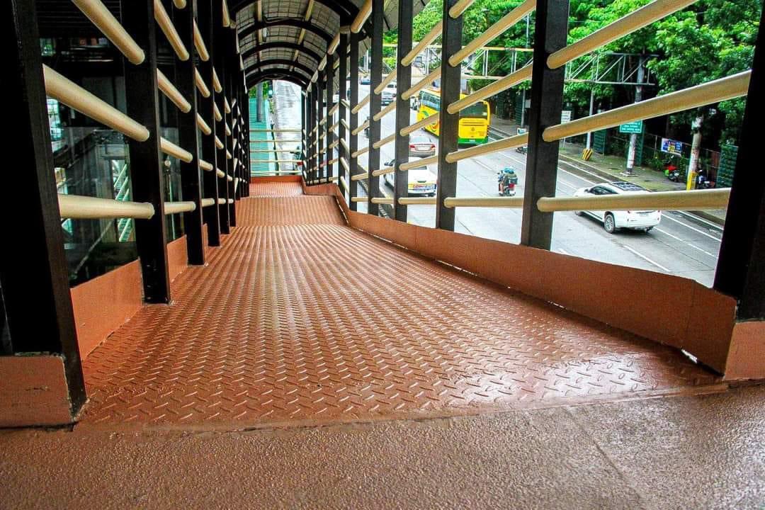 athnslva's tweet photo. The photo below shows a wheelchair ramp at MMDA's newly constructed stations on the EDSA Busway in Quezon City.

Mayday, ready for impact! Let’s go! 🤦🏻‍♂️ https://t.co/4qWEMPe1dI