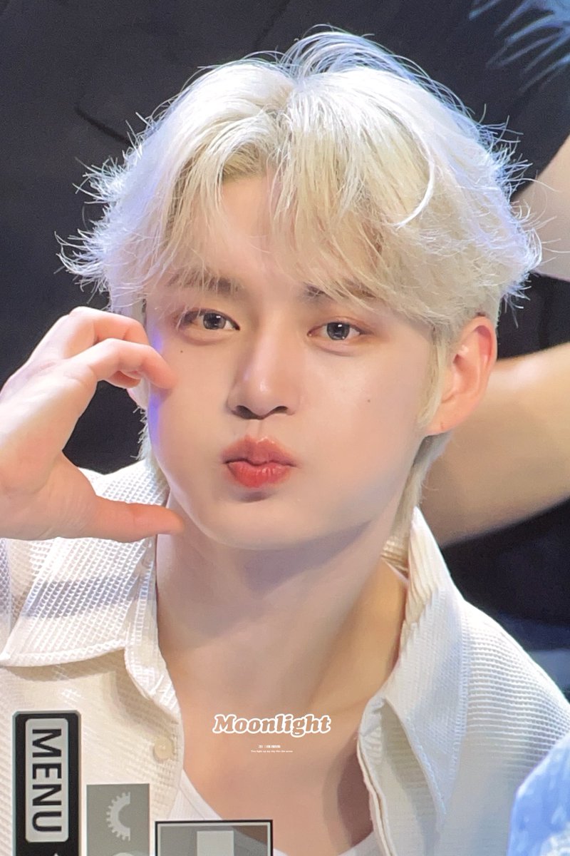 𝘮𝘰𝘰𝘯𝘭𝘪𝘨𝘩𝘵. tweet media
