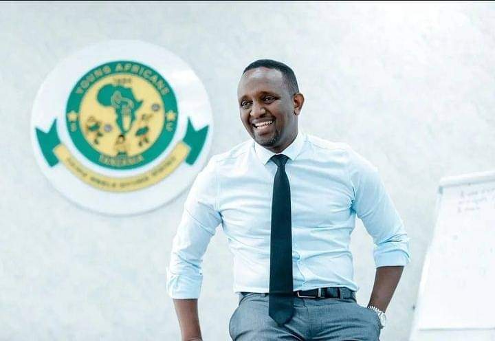 Kwa mfano huyu mwamba akiachia huo uraisi Simba wanafaidika Nini maana naona Kila Kona wanafuraha kama vile chama karudi