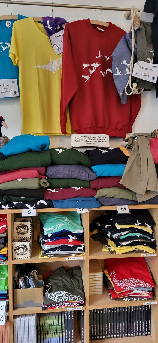 Kranichschutz's tweet photo. Schon einmal den "größten" Kranich-Shop Deutschlands besucht? Geniale Geschenke, Accessoires und Mitbringsel mit den Glücksvögeln! Die Ausstellung und der Shop des NABU-Kranichzentrums haben Mo-Fr von 10-16 Uhr geöffnet, der Eintritt ist frei. Oder  auf unserer Kraniche Homepage. https://t.co/qS09PlifK9
