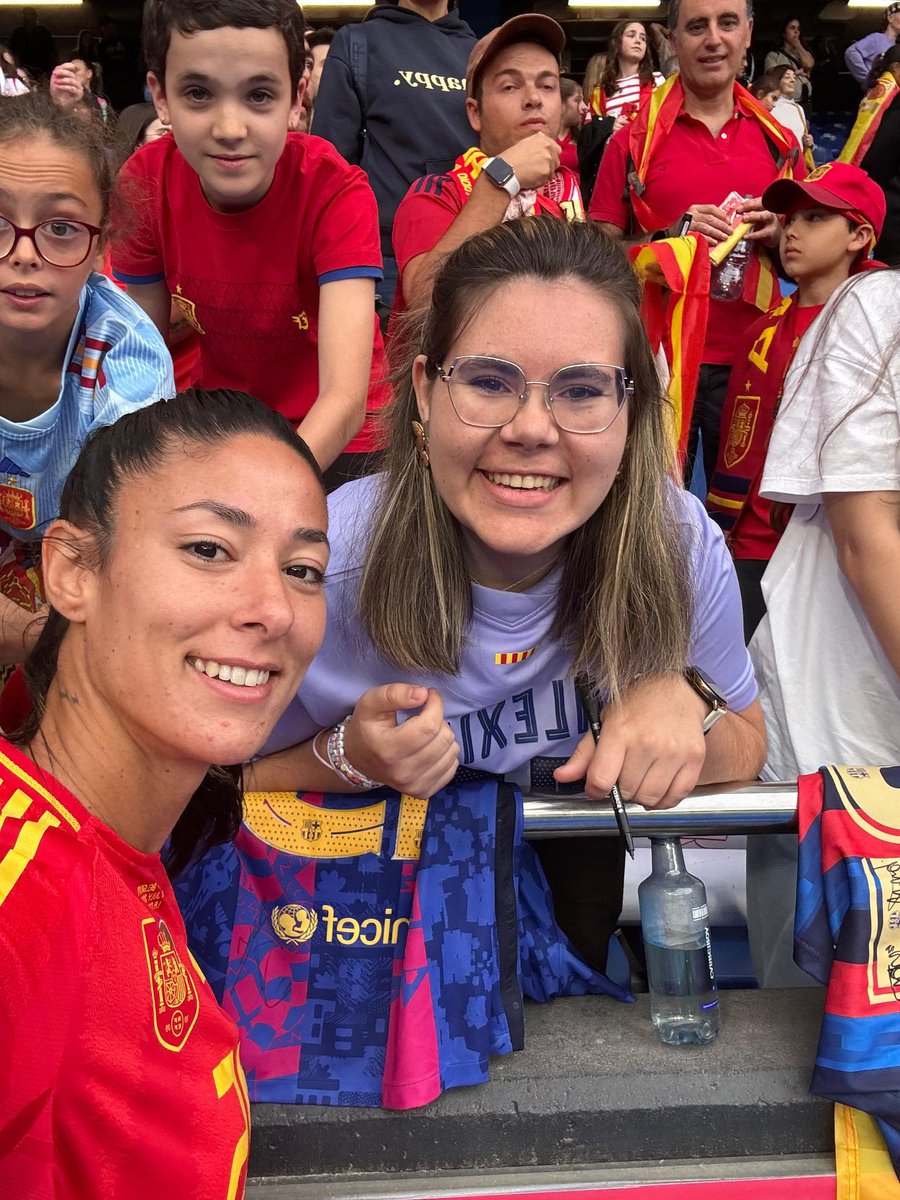 raquelblnco's tweet photo. Ayer se cerró el círculo y no puedo estar más feliz. La jugadora con la que empezó todo mi amor por el futfem y mi jugadora favorita 🥹 https://t.co/Lh7SUE9WKT