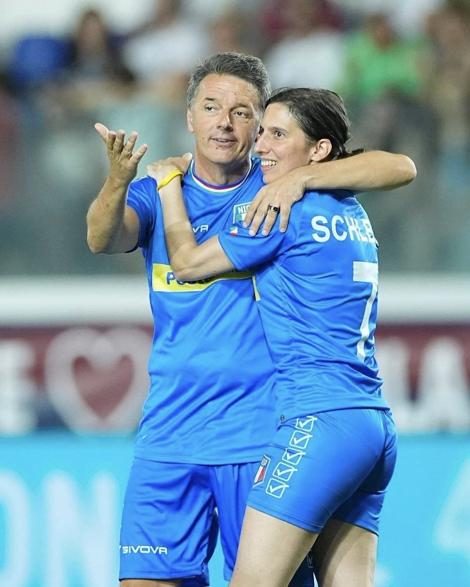 Elly Schlein con le sue Tonali vibes e il 7 dei grandi.
Renzi semplicemente EL DIEZ DE CUERO BLANCO.