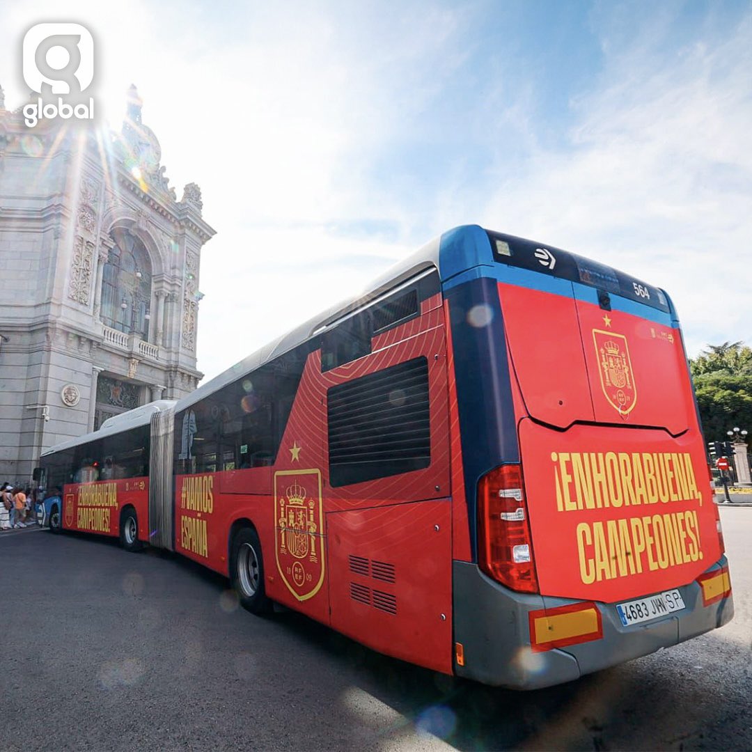 Como bien sabéis, España ha ganado la Eurocopa y los autobuses urbanos de @emtmadrid se han sumado al homenaje de los campeones.  
Celebramos el triunfo de la Selección Española masculina, recorriendo las calles del corazón de Madrid con el mensaje ‘¡Enhorabuena, campeones!’.