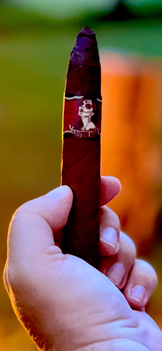 CigarGuru44's tweet photo. It was a beautiful day, and it ended sweetly with a Leather Rose 🌹 cigar from @drewestatecigar https://t.co/Np7uyuhQtK