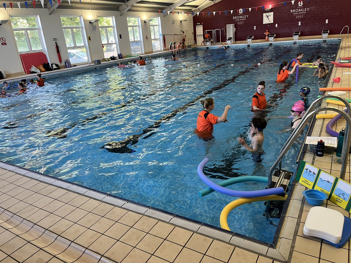 Top Up week:A swim week for swimmers in years 5 and 6 unable to swim 25. 150 swimmers from a range of primary schools in #bromley are encouraged and motivated to love the water,improve their swimming and learn how to stay safe in and around water.
Thank you <a href="/bromleyhs/">Bromley High School</a>