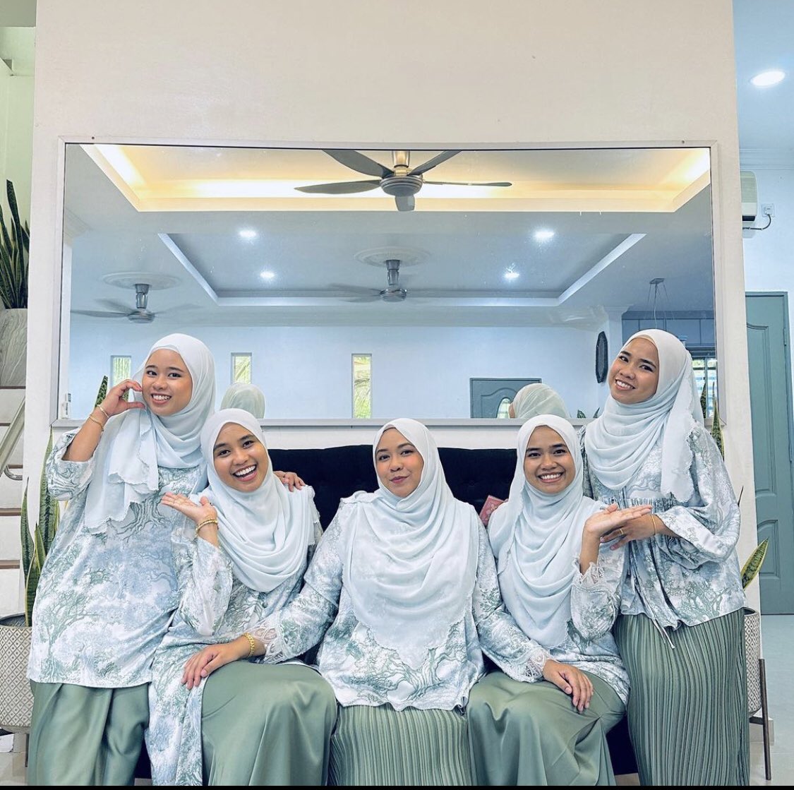 bominari_'s tweet photo. Made to Measure for Shaz and Family π»
#bominari #bominaribridal #bridal #weddingdress #engagment #solemnisation #malaydresswedding #receptiondress #drapedweddingdress #minimalweddingdress #dress #kebaya #kurungmoden #bajumelayu #WhiteFlowerSeries https://t.co/c17iluVlpL