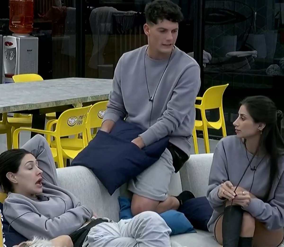 auribaebae's tweet photo. diego dice que la Michelle nicagando aguanta comiendo lo que ellos comen, porque solo tienen avena y un par de cosas más, y el iñigo les dice “han visto a la michelle? come todo el día”. Las otra dos le dan la razón.

QUE LES IMPORTA A USTEDES HIJOS DEL PICOO
#granhermanoCHV https://t.co/TIrAKRazJ3