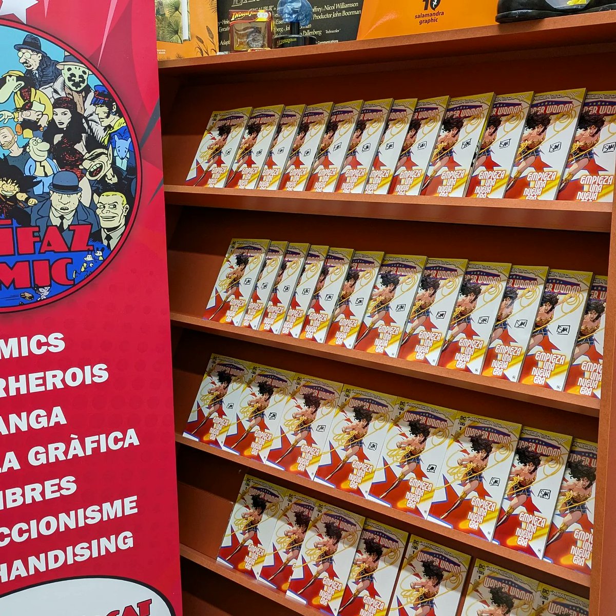 Hoy sale a la venta en España el primer volumen de nuestra etapa en Wonder Woman y he pasado por <a href="/AntifazComic/">Antifaz Comic</a> para dejarles unos ejemplares firmados.  Si sois de Barcelona o alrededores y queréis uno con firma, en Antifaz es el único sitio donde los vais a encontrar ⭐