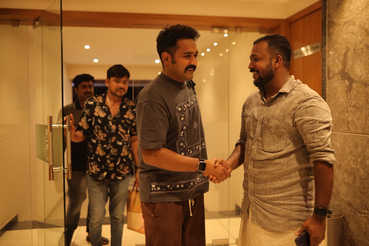CPShiju_'s tweet photo. ഒറ്റയ്ക്ക് വഴിവെട്ടി വന്നവാനാടാ ♥️
@AsifAliOnline https://t.co/4wlVkxkhrV