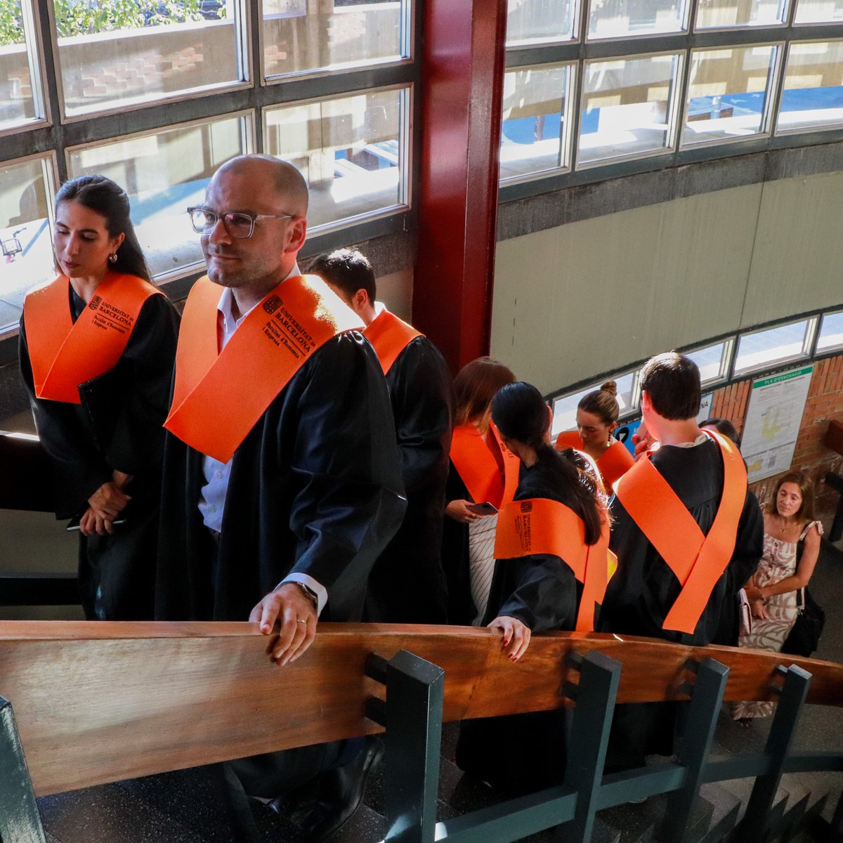 ubfacecoiempres's tweet photo. 🎓 Reviu els millors moments de les #GraduacionsFEE! Familiars, amics i docents van acompanyar els graduats en un dels moments més emocionants de la seva carrera. No et perdis les millors imatges dels actes de graduació al nostre Flikr!
🔗https://t.co/jX9XKoCnFZ https://t.co/thGOqFWB2f