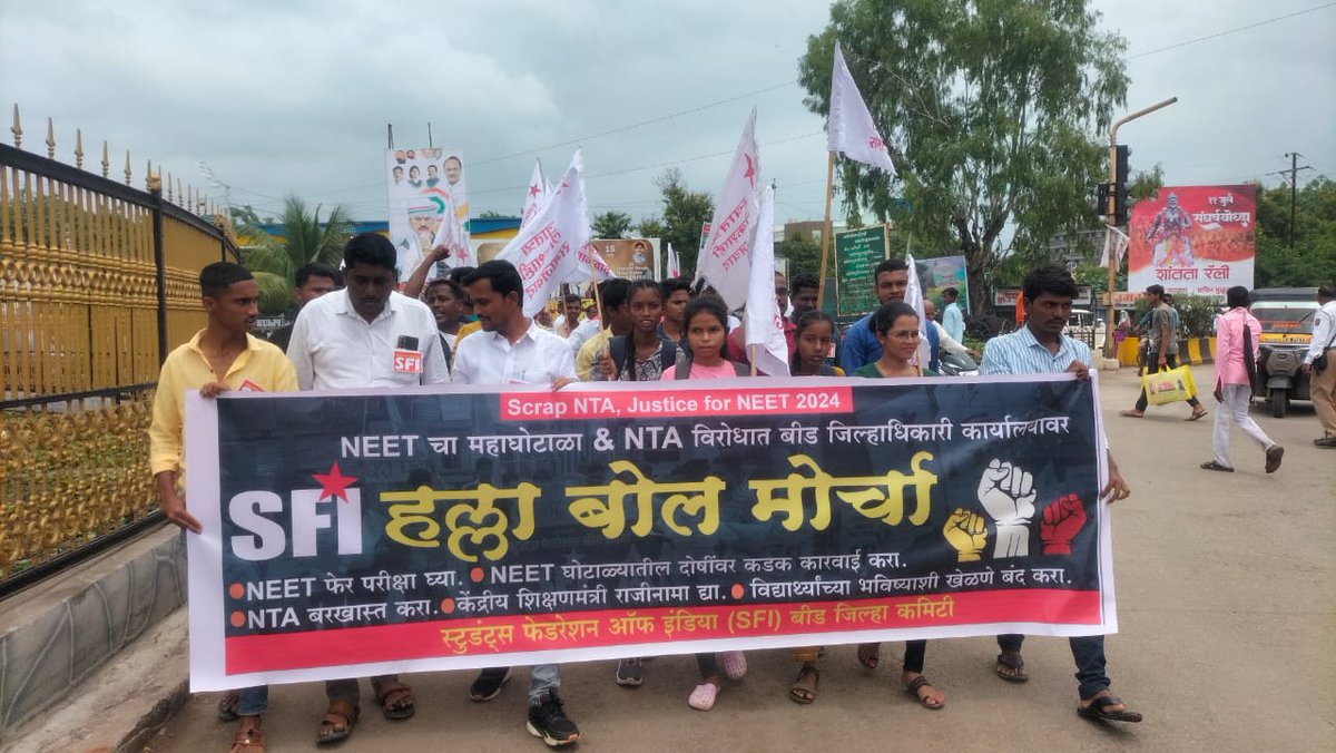 sfimaha's tweet photo. "SFI's 'Halla Bol Morcha' echoed at the Beed District Collector's office over NEET issues! Give justice to NEET students; they raise their voices on the streets with 'Halla Bol'!" https://t.co/GADjSIM9DU