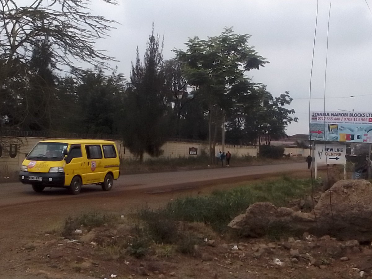 JcmugashKen's tweet photo. Kuna watu wa kanjoo, hapa kiganjo rd, juja sub county, wako job ya environment, sahii wana funga after 1 hour of doing nothing, na hope ni volunteerism coz this is same as graft, pay for no work. https://t.co/7xj7lkxsBp