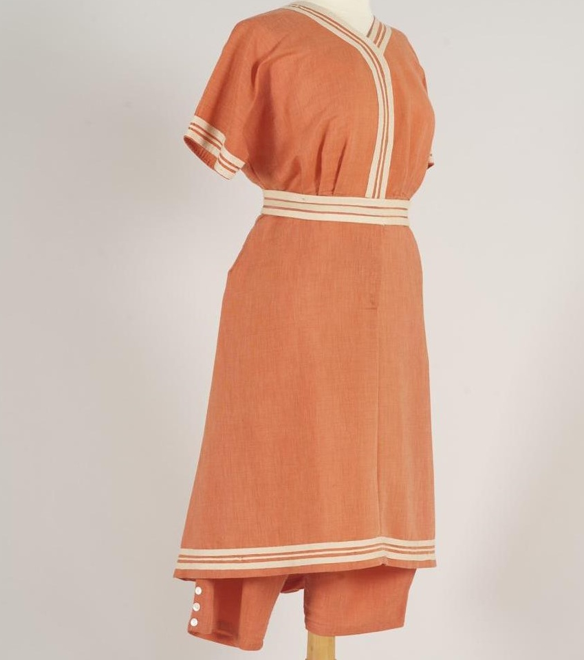 / Instant #Collections /
Voici la galerie "Vêtements du quotidien &amp; Habits de lumière". Ces #vêtements pour l'ordinaire et l'hors du commun renseignent sur l'époque, le rang social/familial, l'activité de qui les portent👀: urlz.fr/rhqH #musées #Normandie #mode #métier