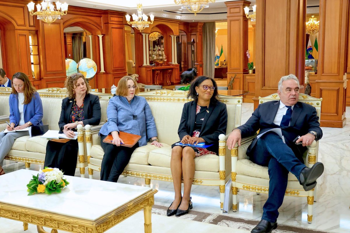 Le mardi 16 juillet, le Président Brice Clotaire <a href="/oliguinguema/">Brice Clotaire Oligui Nguema</a> a rencontré au Palais Rénovation une délégation diplomatique conduite par Kurt Campbell, Secrétaire d'État adjoint américain, accompagné de Vernelle Trim Fitzpatrick, Ambassadeur des États-Unis au Gabon. 

Ils ont