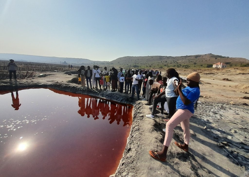 WorldTrotters7's tweet photo. Ever wondered where the SALT that we and the animals eat comes from? Day 3 of our 7 Days Educational Safari - Lake Katwe Salt Mine - Queen Elizabeth National Park, Western Uganda.🇺🇬🇺🇬🇺🇬 #WorldTrotters #LakeKatwe #SaltMining #SaltProcessing #StudyTour #ExploreUganda🇺🇬🇺🇬🇺🇬 https://t.co/tvuB4FrcIJ