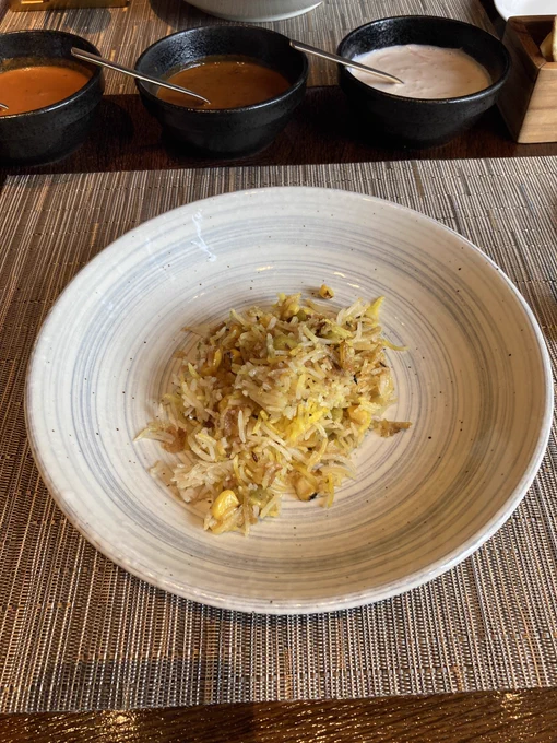 最後壺で出てきたビリヤニがめちゃくちゃ美味しかったのに全然お腹に入らなくてあと胃がふたつほしいと半べそになってたら持ち帰り容器に包んでくれて家帰っても幸せでした。 