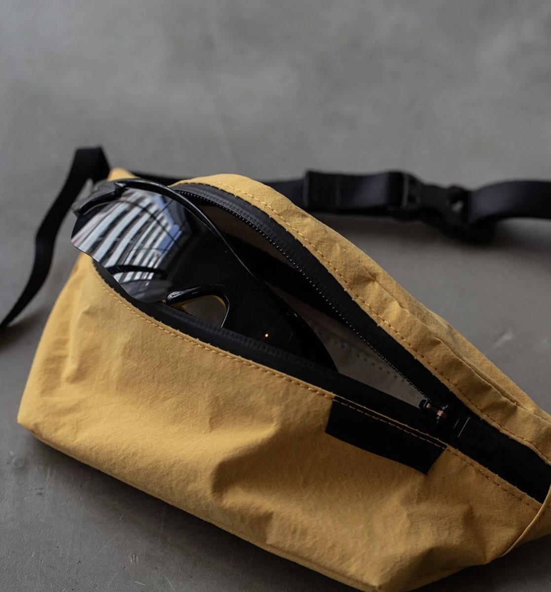 DDesignbook's tweet image. デザインサポート案件
アイウェア専用のバッグ
スポーツ系サングラスのラウンドした形はこれ系のバッグに絶対マッチするだろうと思った
サングラス必須のこの季節にぴったり♧

#diffusertokyo