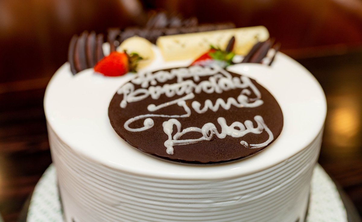 CJs__256's tweet photo. Congratulations to June Babay 🎂🎊
#cjsnewmenu #CJS #cake #cjscakes #birthadaycake #birthday #junebaby https://t.co/ADqm3jy7iZ