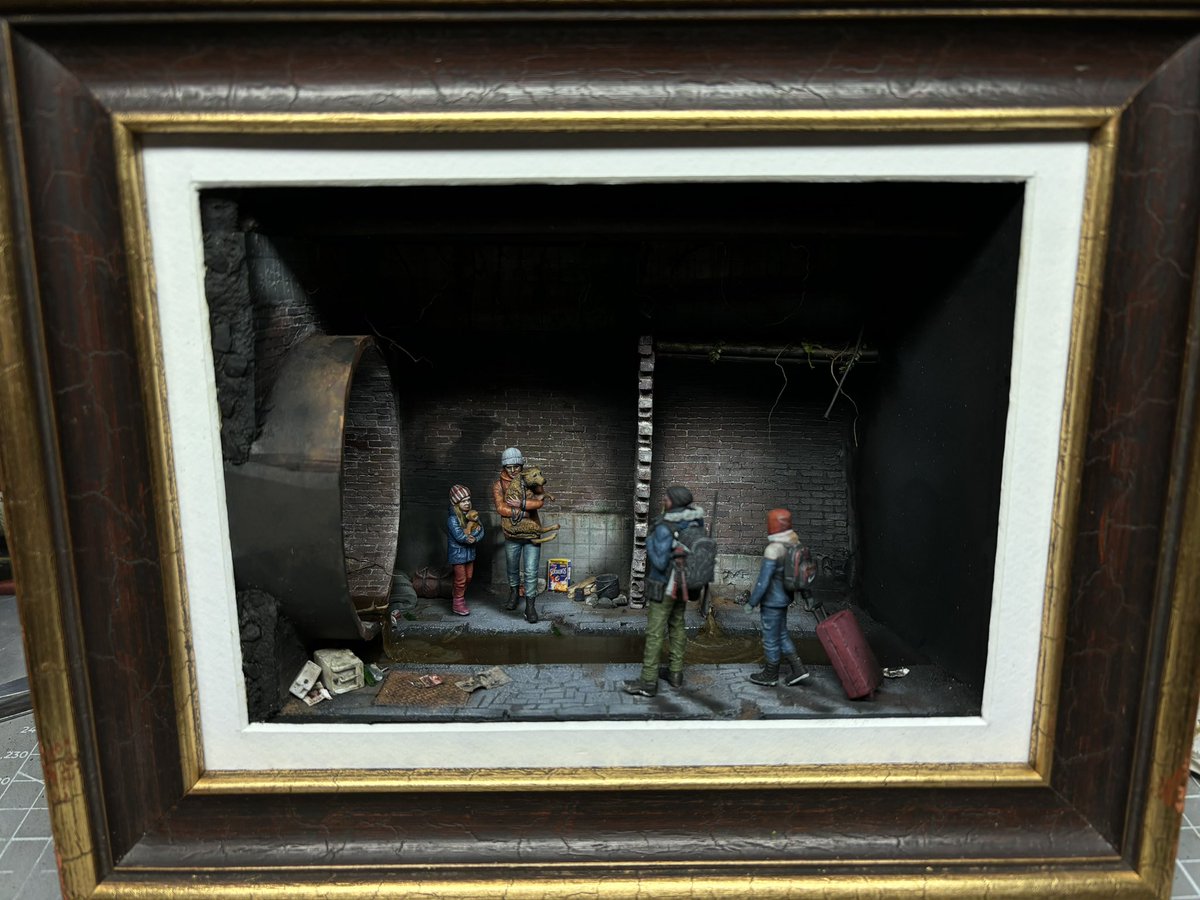 PaintsAndStuff's tweet photo. WIP, almost done! 1/35 scale boxed diorama #wip #miniaturepainting #diorama #nutsplanet #masterboxmodels #postapocalyptic #vallejopaints #scalecolor https://t.co/sJBRpSTUQp