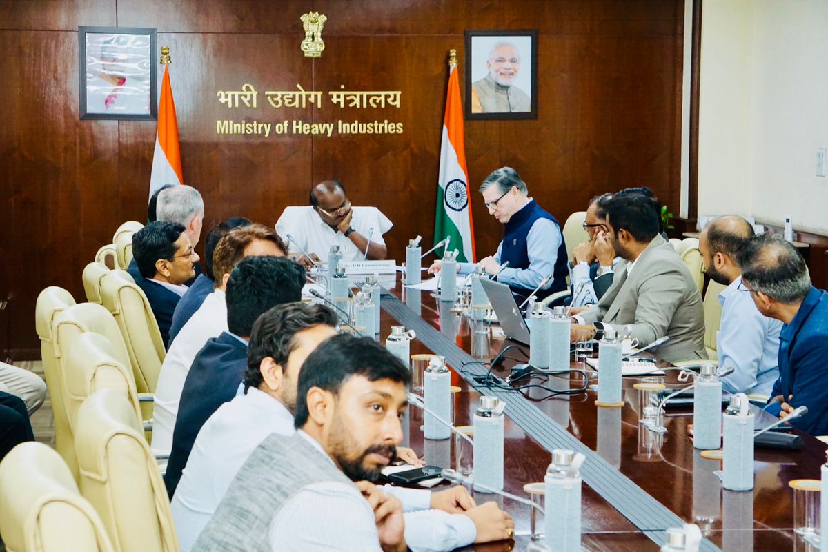 INDBatterySwap's tweet photo. India Battery Swapping Association (IBSA) met with Hon’ble Union Minister, Shri HD Kumaraswamy, @MHI_GoI to discuss advancing EV adoption in India through innovative battery swapping solutions, aligned with the vision of #ViksitBharat 

#MHI #EV #BatterySwapping https://t.co/bbPygcuSse
