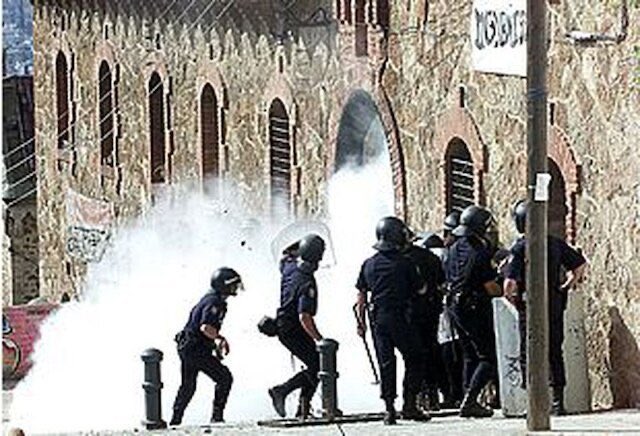 joan_vdg's tweet photo. #taldiacomavui de 2001 la policia desallotjava Kan Nyoki, al barri de la Salut, i aprofitant el dispositiu van assaltar Kasa de la Muntanya.

Aquests fets desencadenaren en una batalla campal, 17 persones detingudes i desenes de ferides, una de les quals perdria un ull.

Fil🧵 https://t.co/K1CW4i9Svk