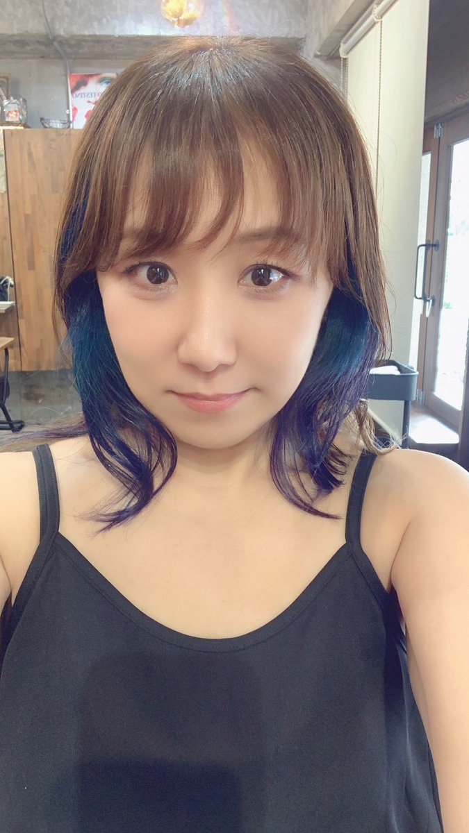 cherry2_s's tweet photo. 美容院行ってきた
前髪切って色々スッキリ✨
茶色だけの色に耐えきれず顔周りだけカラー入れた💜
派手かわいい✨✨
たくま君は相変わらずなんで私も変顔(控えめ)笑笑笑
#nv7 #中目黒
#むっちりさん #異色肌ギャル #WJガール #週刊実 https://t.co/1Pfb570o6z