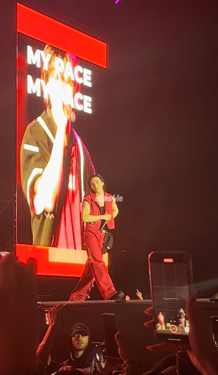 shes4le's tweet photo. non avrei mai pensato di riuscirlo a vedere dal vivo, figuriamoci da cosi vicino.
non ho mai urlato e pianto cosi tanto in vita mia. 
e si ancora non mi sono ripresa e sto postando solo ora le prime foto del concerto🙏🏻🙏🏻🙏🏻 https://t.co/YW7znk5wTn