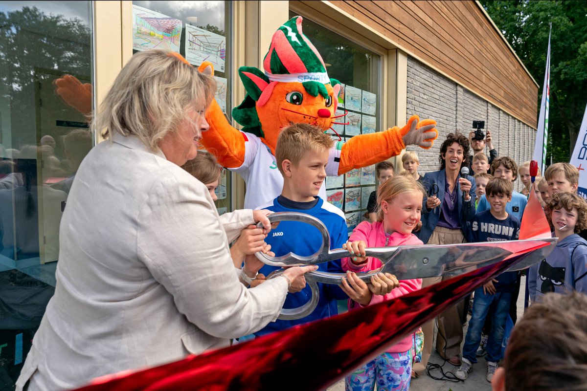 🤸👟Onlangs werd de nieuwe gymzaal De Meet in Haren geopend. De gymzaal is energieneutraal en grotendeels circulair (demontabel) en natuurinclusief gebouwd, en dat smaakt naar meer voor de gemeente. We zijn blij dat de kinderen weer kunnen gymmen!👉bit.ly/4f6pUwM